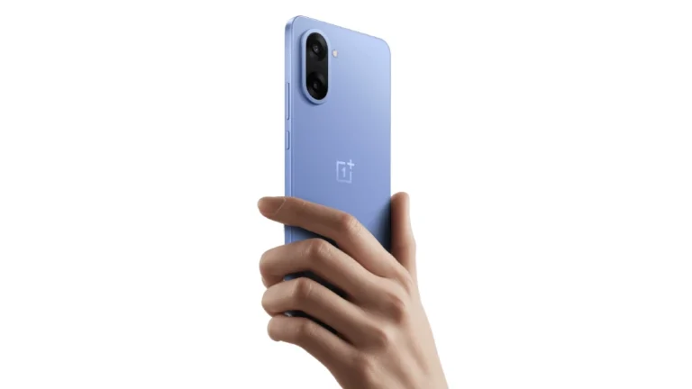 हातात घेतलेला निळ्या रंगाचा OnePlus Nord CE 5