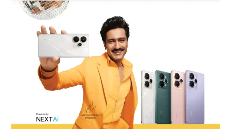 विकी कौशलने Realme 15 Pro 5G चा सिल्व्हर व्हेरियंट हातात घेतला आहे